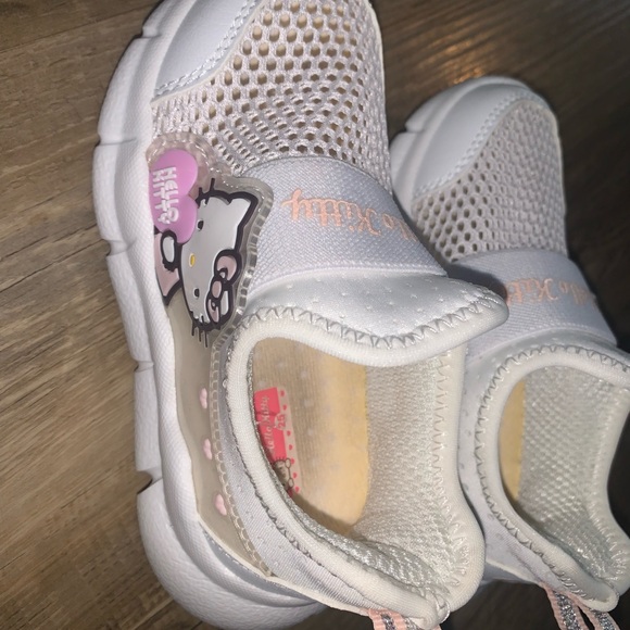 Hello Kitty Sneakers 7.5 - Picture 10 of 10